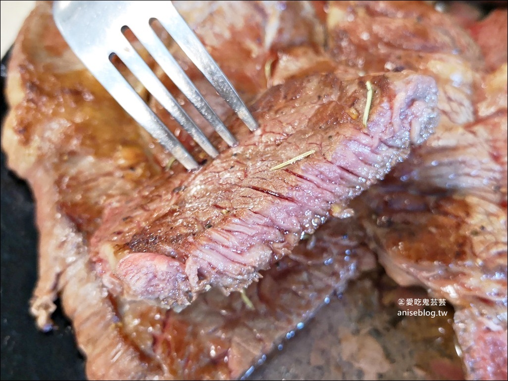 番婆林巨無霸牛排，隱身三芝山中的比臉大牛排，三芝小豬手工吐司(姊姊食記)