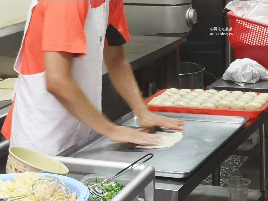 啖餅坊手工蛋餅專賣店，高麗菜蛋餅+小魚辣椒很對味，土城捷運海山站美食(姊姊食記)