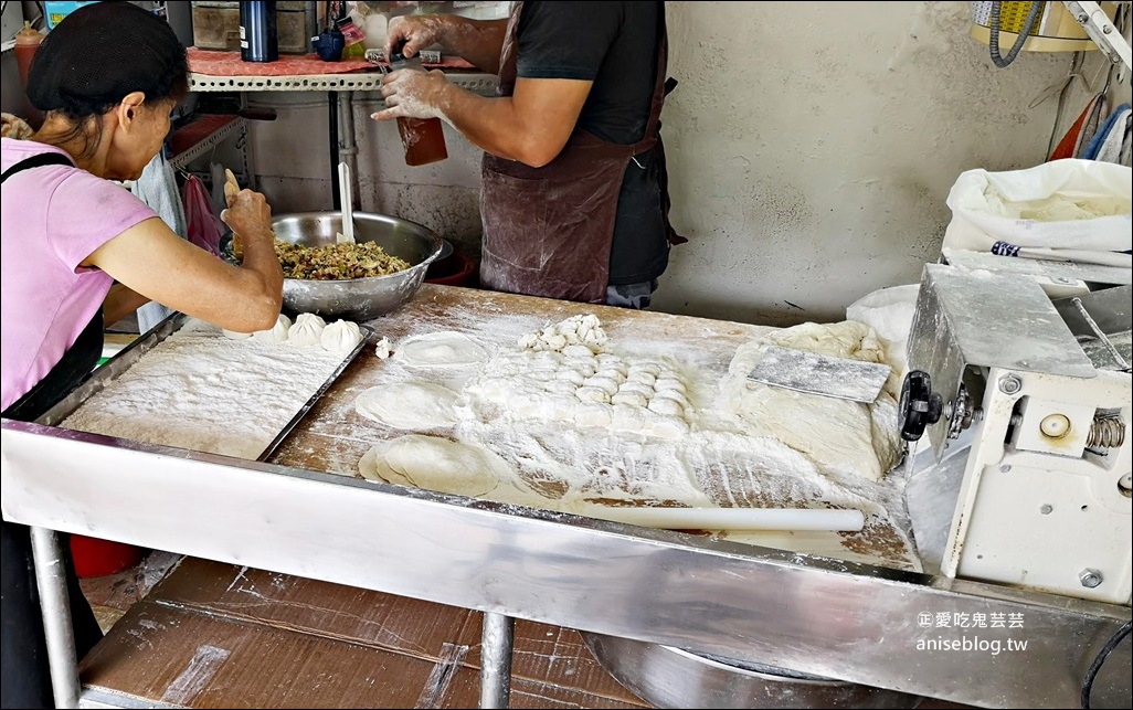 老楊煎包、黃金脆皮水煎包，捷運新店站美食老店(姊姊食記)