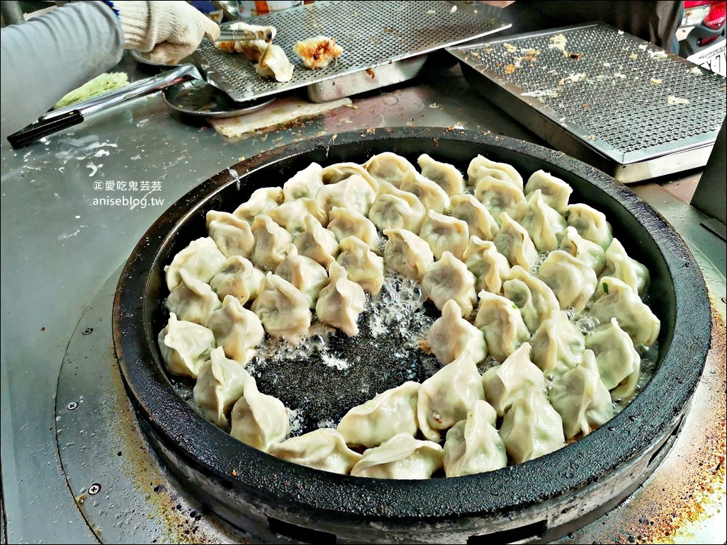 東霖煎餃，披著煎餃皮的水煎包，高麗菜餡鮮脆美味，基隆巷弄隱藏人氣排隊美食(姊姊食記)