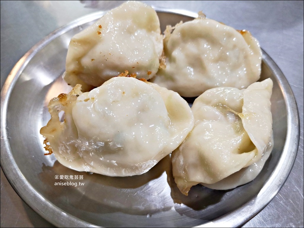 東霖煎餃，披著煎餃皮的水煎包，高麗菜餡鮮脆美味，基隆巷弄隱藏人氣排隊美食(姊姊食記)