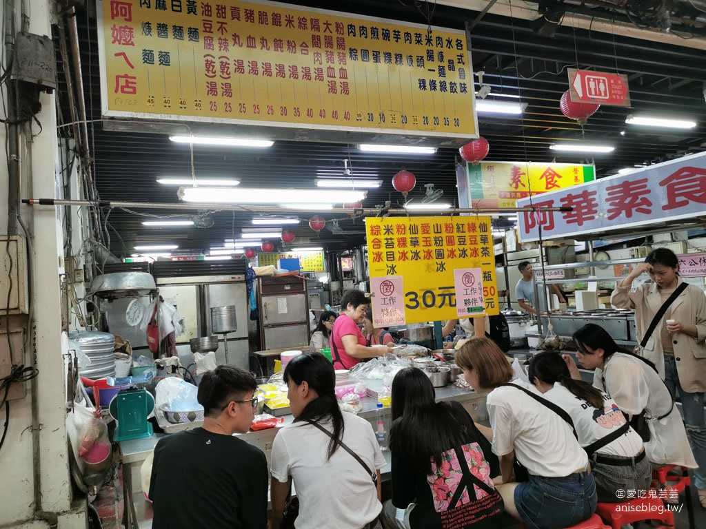 台中第二市場美食巡禮：王菜頭粿糯米腸、老賴紅茶、嵐肉燥、楊媽媽立食、山河魯肉飯、承記米苔目冰、三代意麵、鄒氏餡餅蔥油餅、天天饅頭、丁山肉圓