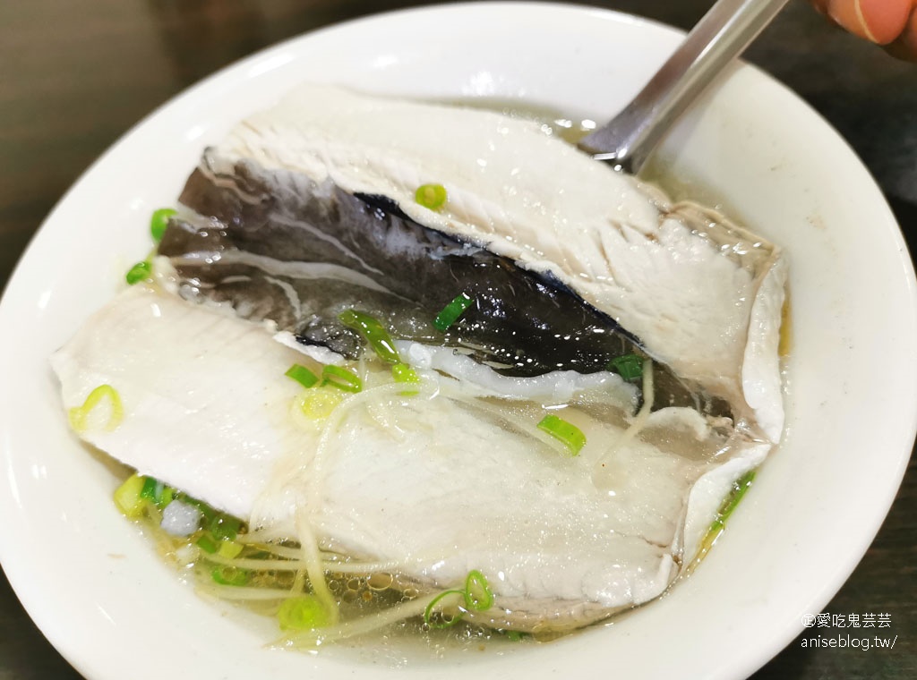 阿義魯肉飯，超浮誇蚵仔魯肉蓋飯必點！虱目魚肚也毫好吃😋