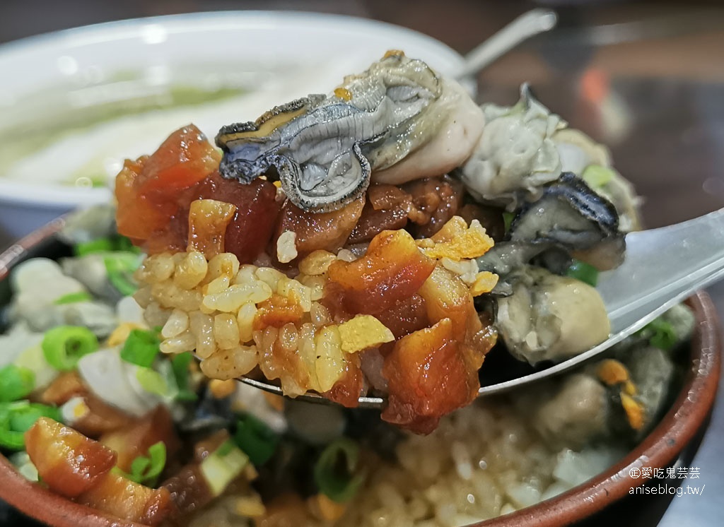 阿義魯肉飯，超浮誇蚵仔魯肉蓋飯必點！虱目魚肚也毫好吃😋