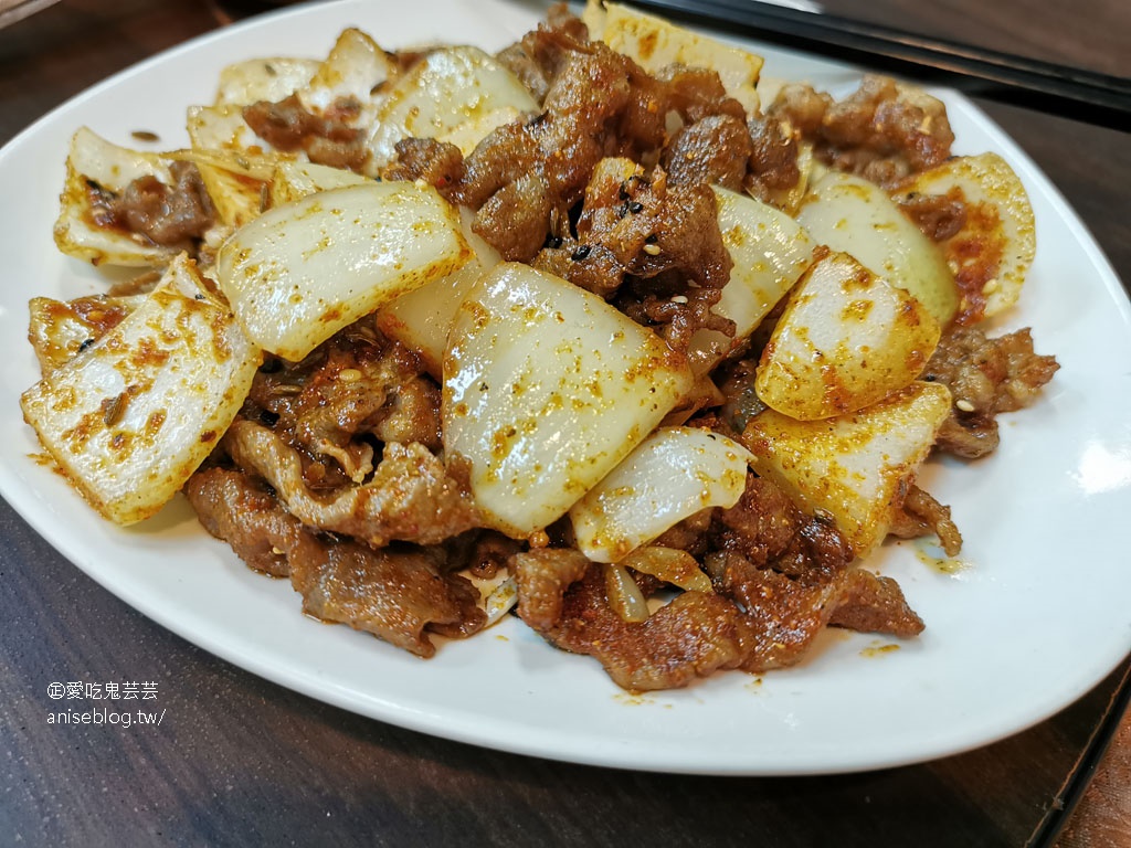 金麥子酸菜白肉鍋，一大桌子菜像在吃圍爐好熱鬧呀！