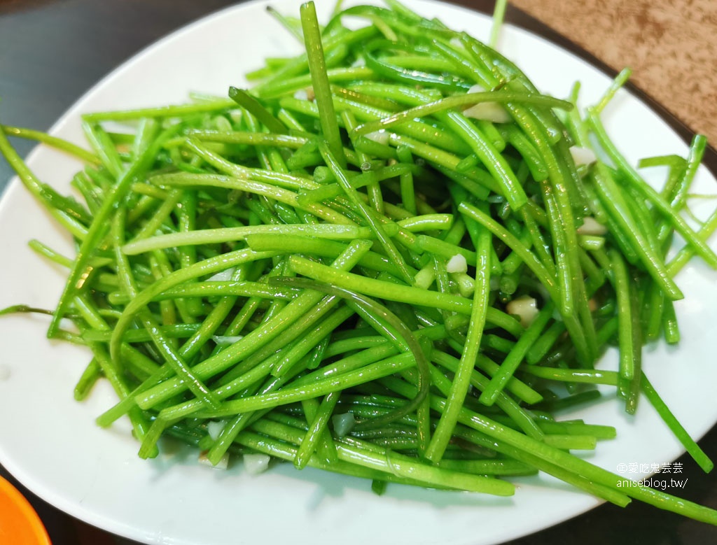 金麥子酸菜白肉鍋，一大桌子菜像在吃圍爐好熱鬧呀！