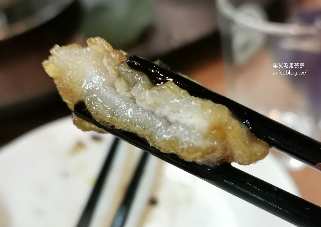 金麥子酸菜白肉鍋，一大桌子菜像在吃圍爐好熱鬧呀！