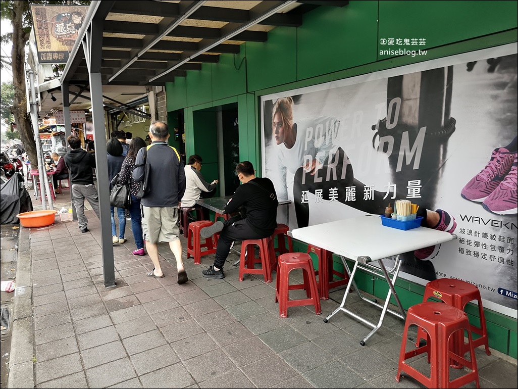 老張炭烤燒餅基河豆漿店，士林夜市排隊人氣美食(姊姊食記)