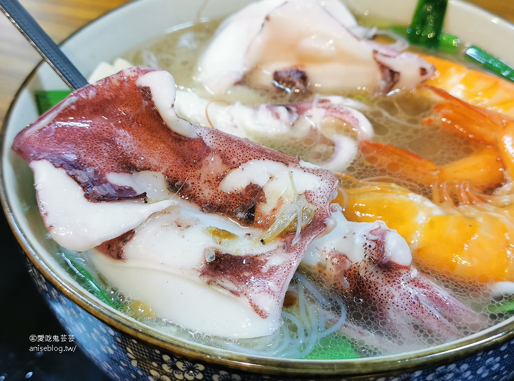 林母仔的店，用料超浮誇海鮮米粉，買水餃送小管海鮮湯 @成功國宅內