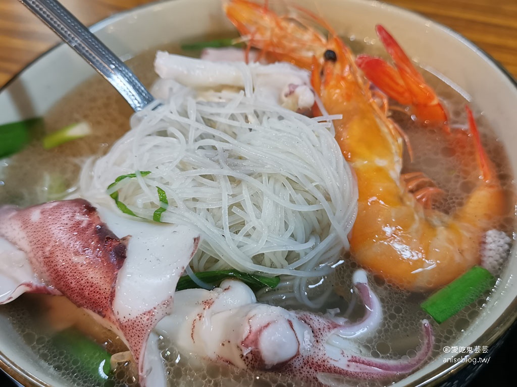 林母仔的店，用料超浮誇海鮮米粉，買水餃送小管海鮮湯 @成功國宅內