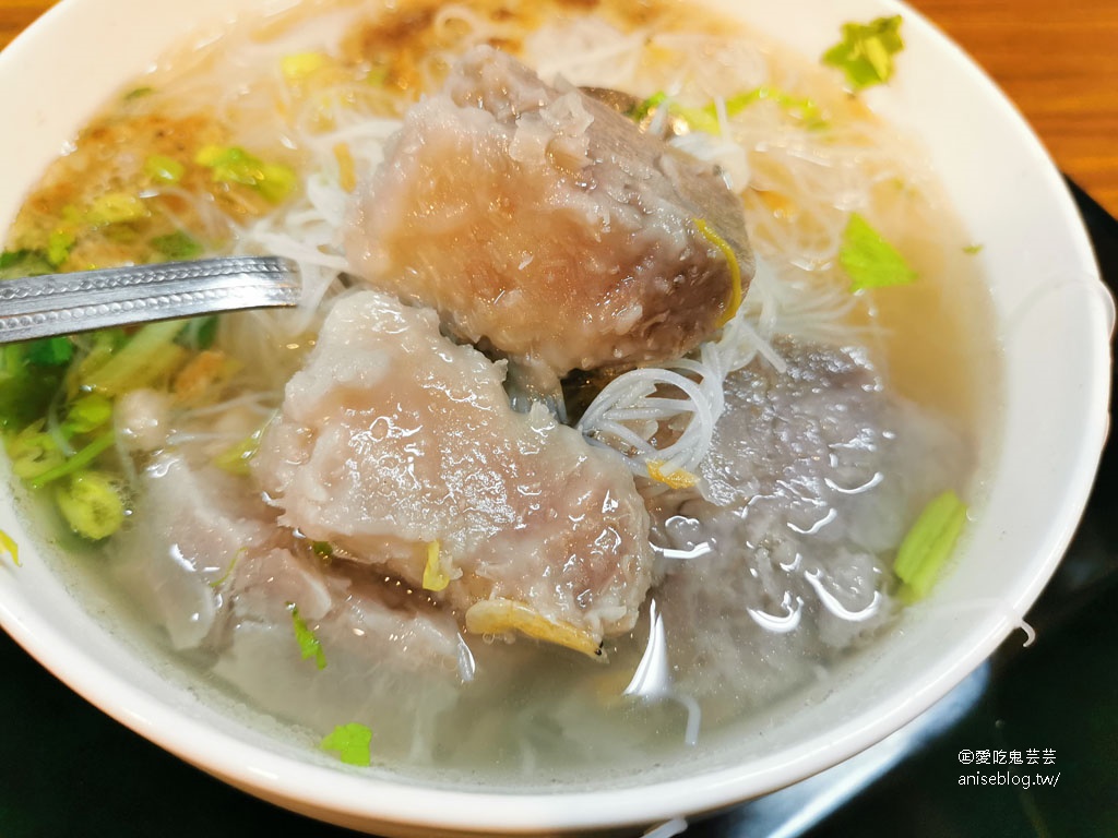 林母仔的店，用料超浮誇海鮮米粉，買水餃送小管海鮮湯 @成功國宅內