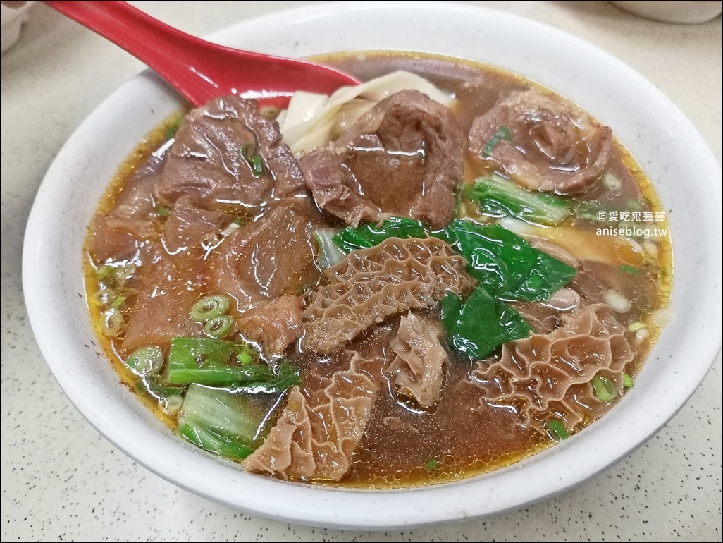 吳家牛肉麵，跟著白老師吃牛三寶麵，北投美食老店(姊姊食記)