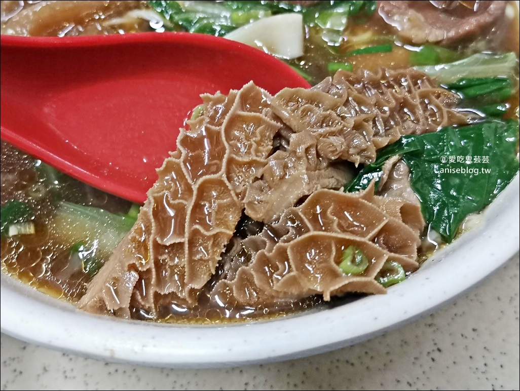 吳家牛肉麵，跟著白老師吃牛三寶麵，北投美食老店(姊姊食記)