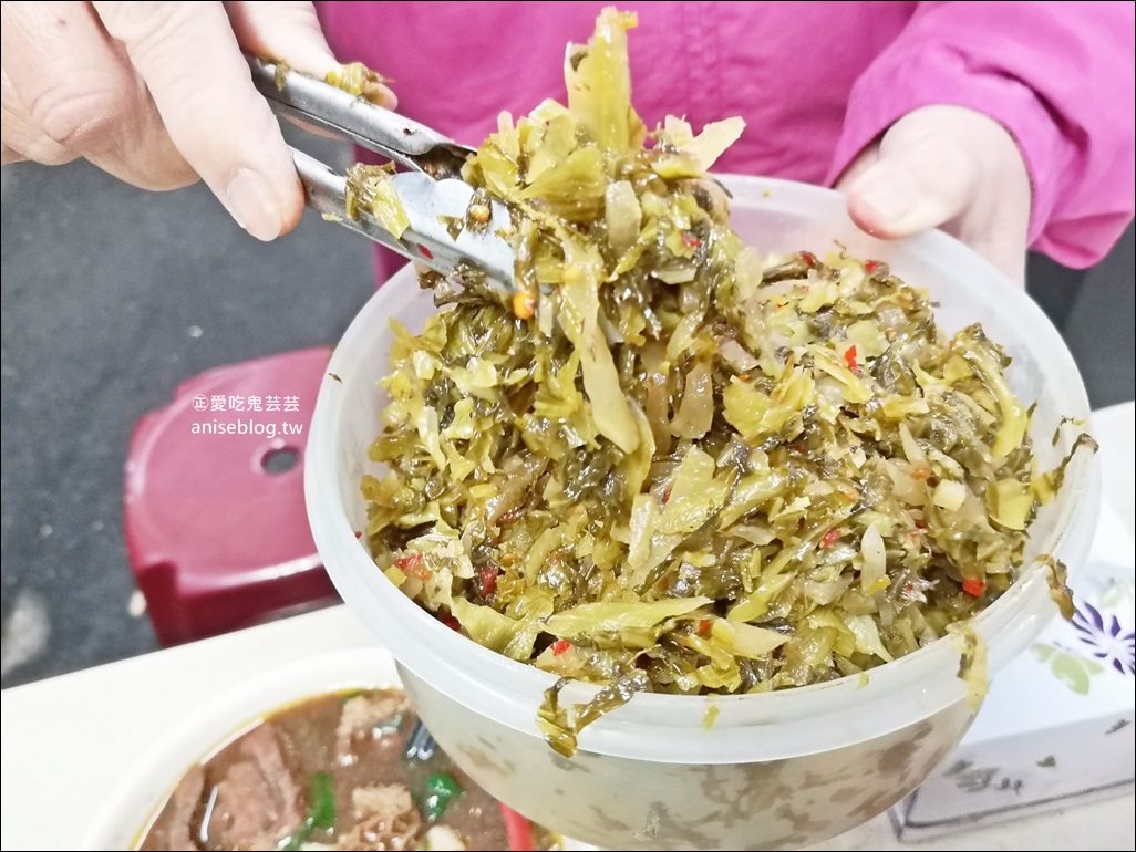 吳家牛肉麵，跟著白老師吃牛三寶麵，北投美食老店(姊姊食記)