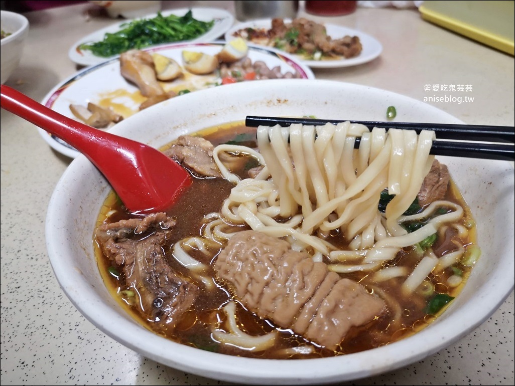 吳家牛肉麵，跟著白老師吃牛三寶麵，北投美食老店(姊姊食記)