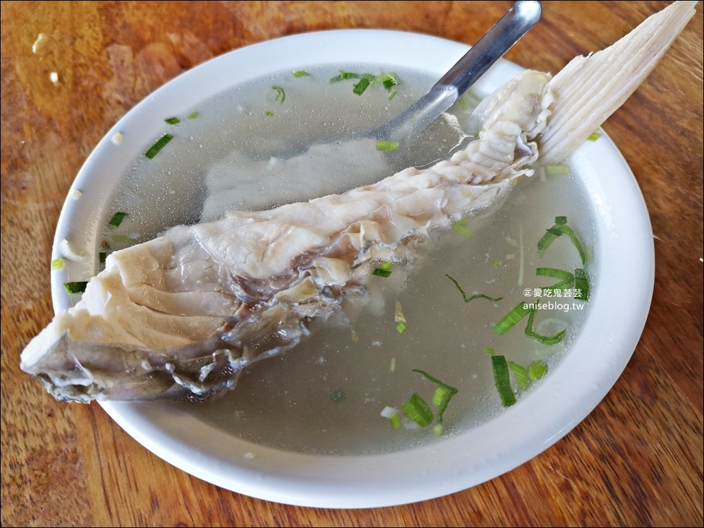 正老牌草魚粥、草魚湯(博愛路)+無名炒米粉炒麵豬血湯，嘉義後火車站宵夜美食(姊姊食記)