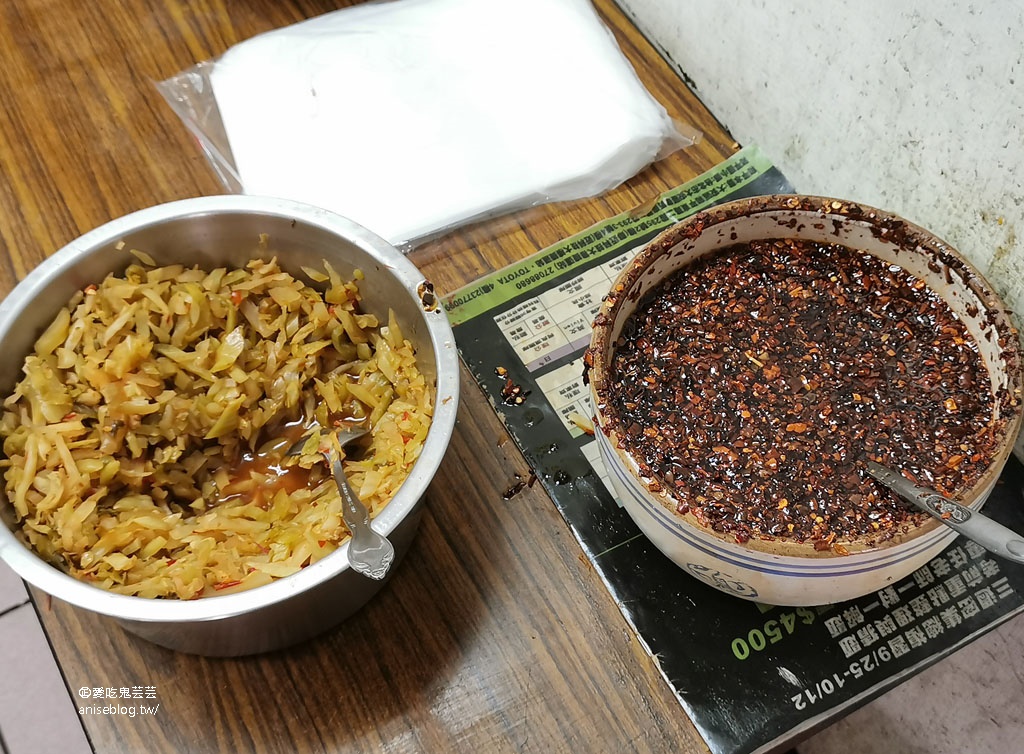 王家刀切麵@信維市場，超大份量麵食，最推豬腳麵(要加辣喔)