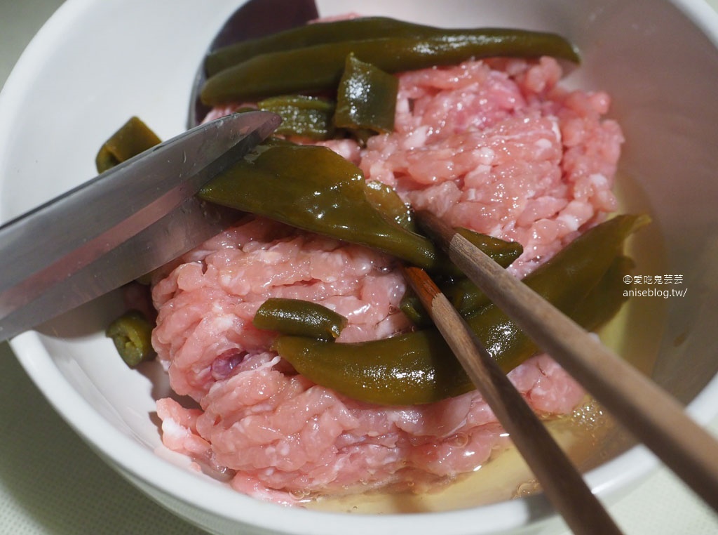 剝皮辣椒蛋黃蒸肉，下飯的簡單菜餚！