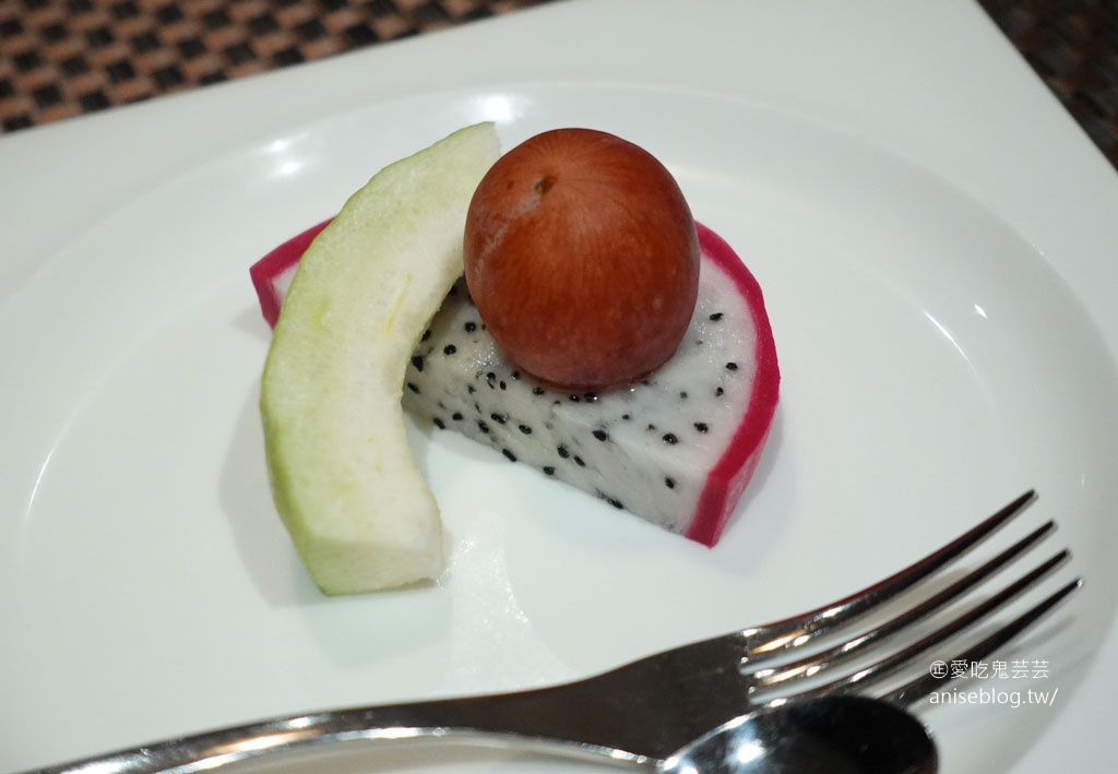 村却國際溫泉酒店一泊二食，景觀餐廳23F東西匯懷石料理、宵夜The Roof 190星空酒吧360度無敵夜景，早餐明廚百匯可以吃到下午兩點！