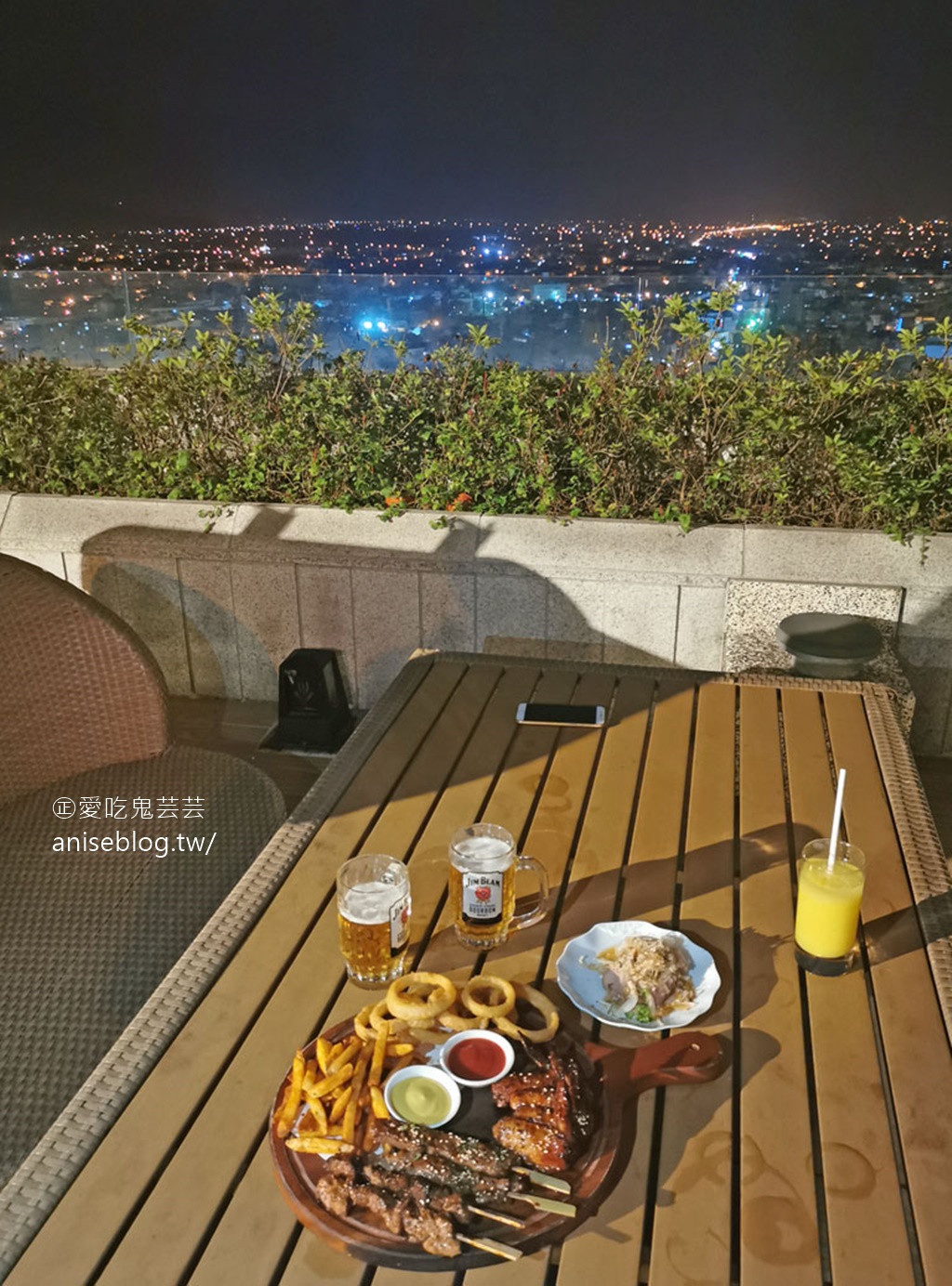 村却國際溫泉酒店一泊二食，景觀餐廳23F東西匯懷石料理、宵夜The Roof 190星空酒吧360度無敵夜景，早餐明廚百匯可以吃到下午兩點！