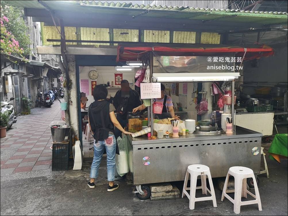 大龍峒熊會長油飯(大龍峒無名油飯)，早上九點就賣完打烊的超人氣小吃，滷鴨蛋超好吃(姊姊食記)