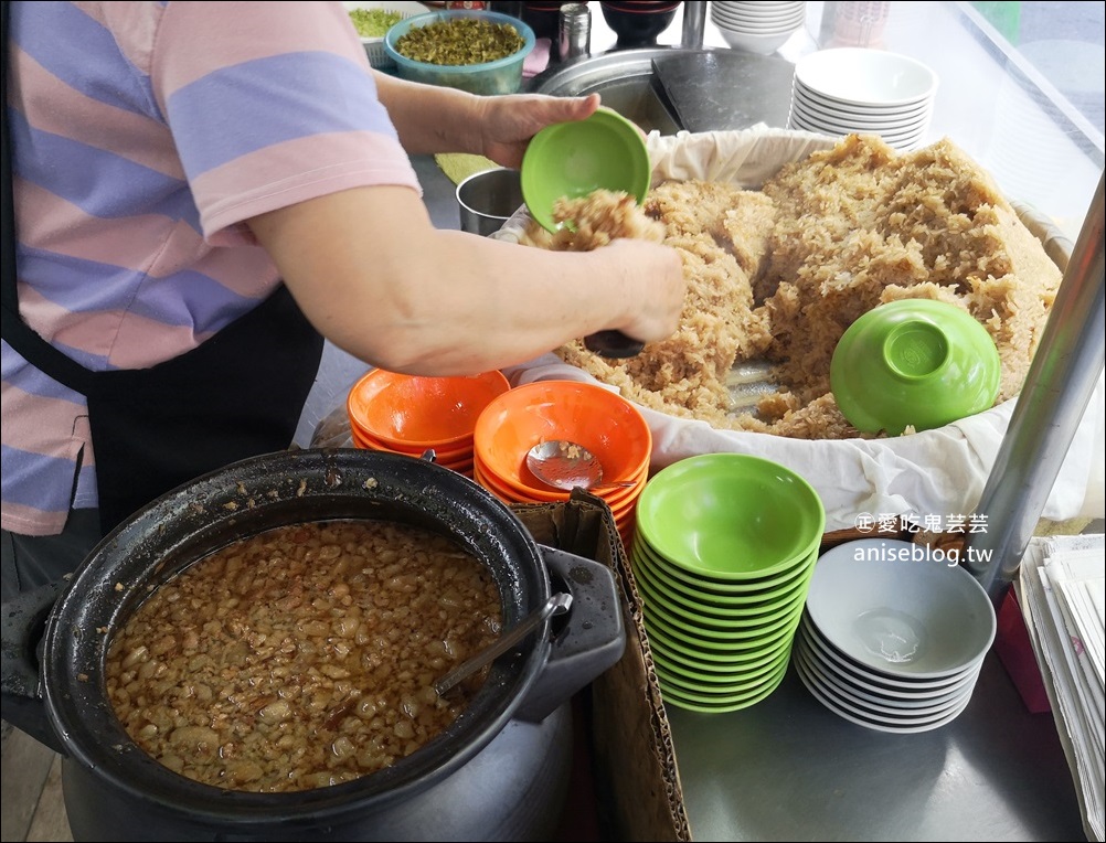 大龍峒熊會長油飯(大龍峒無名油飯)，早上九點就賣完打烊的超人氣小吃，滷鴨蛋超好吃(姊姊食記)