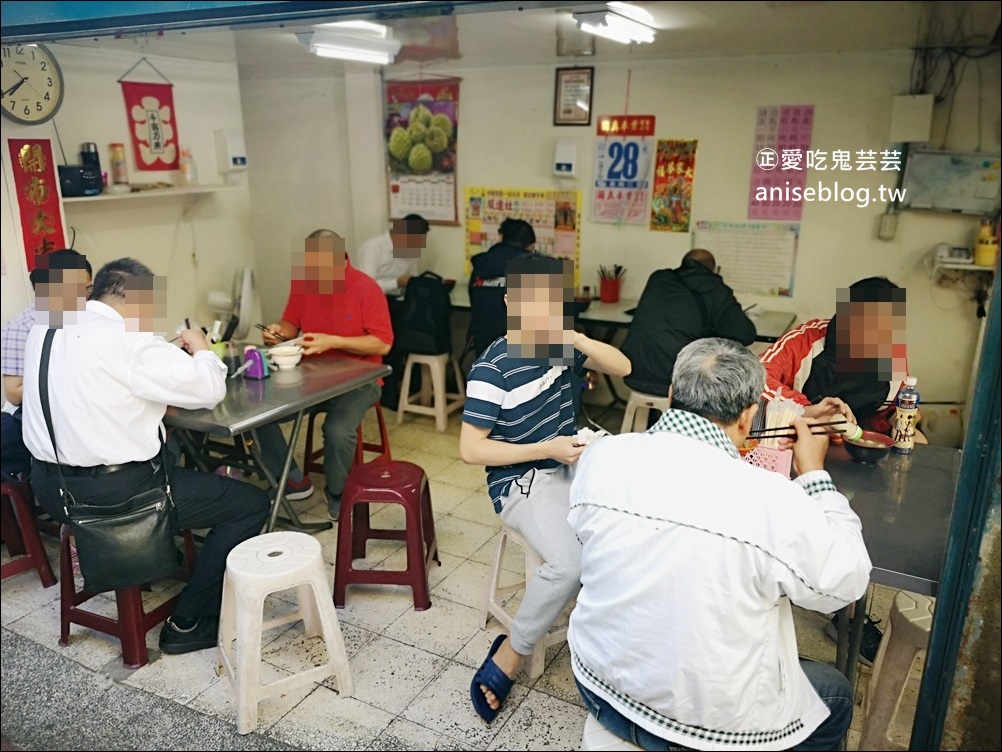 大龍峒熊會長油飯(大龍峒無名油飯)，早上九點就賣完打烊的超人氣小吃，滷鴨蛋超好吃(姊姊食記)