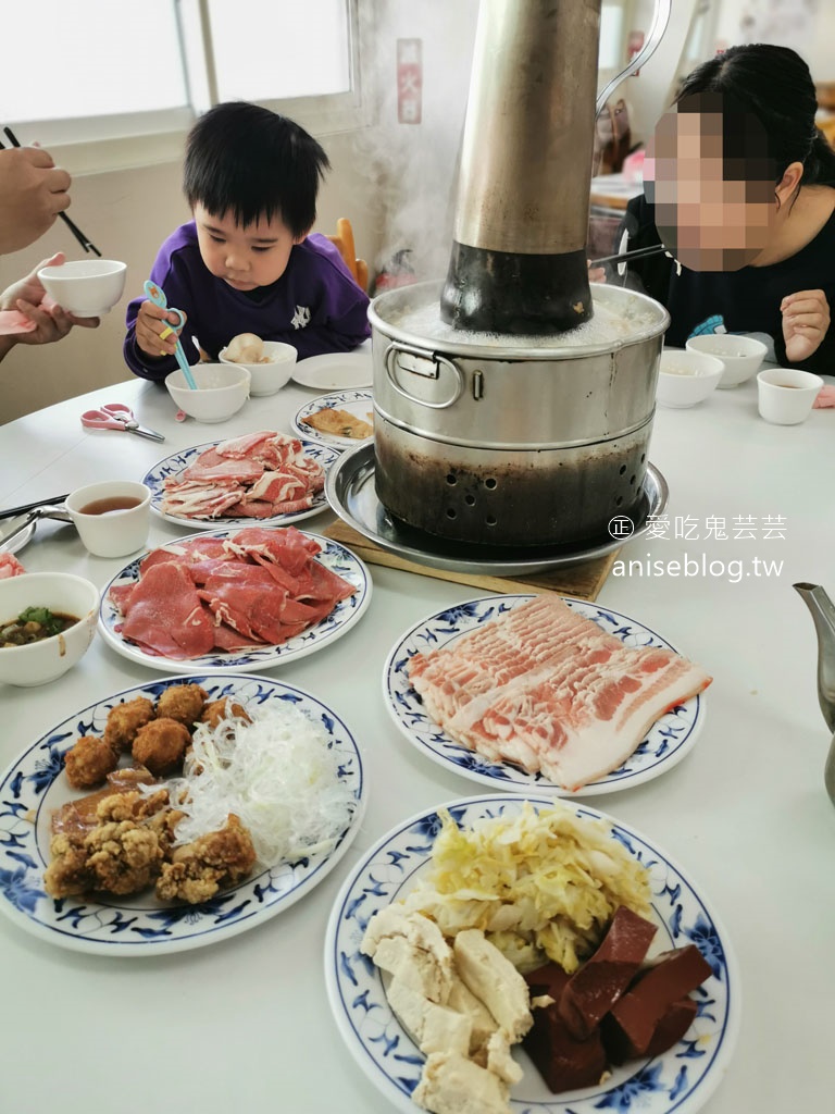 台電勵進酸菜白肉鍋吃到飽，果然蔥油餅依然是主體！