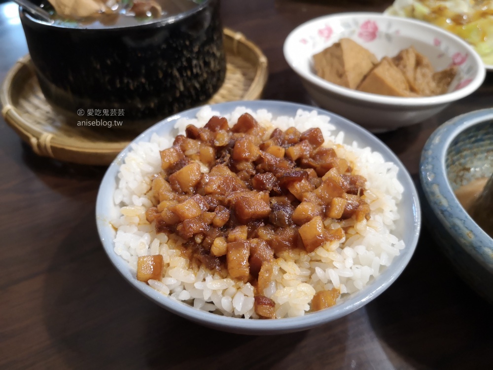 何家排骨酥湯、筒仔米糕，捷運西門站古早味美食(姊姊食記)