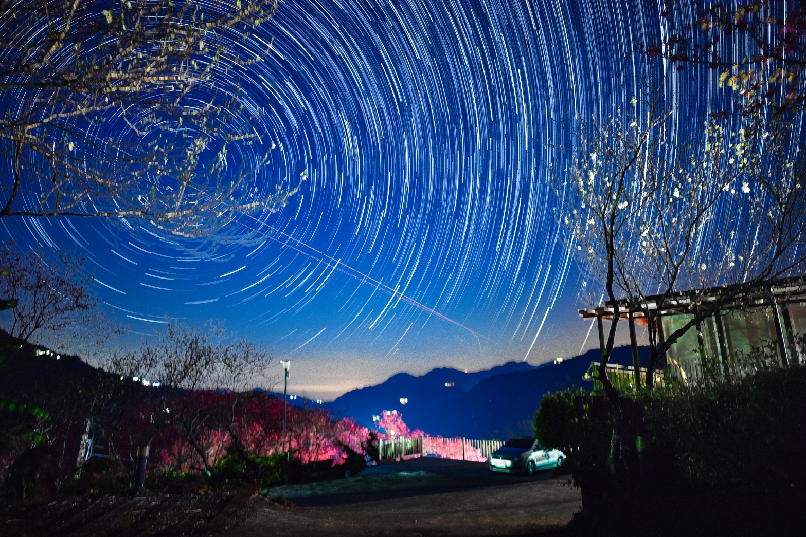 五峰清泉賞櫻(上)：張學良故居、三毛夢屋、清泉吊橋、老王客棧，夜宿滿滿櫻花的悅峰山莊(夜櫻、星軌)