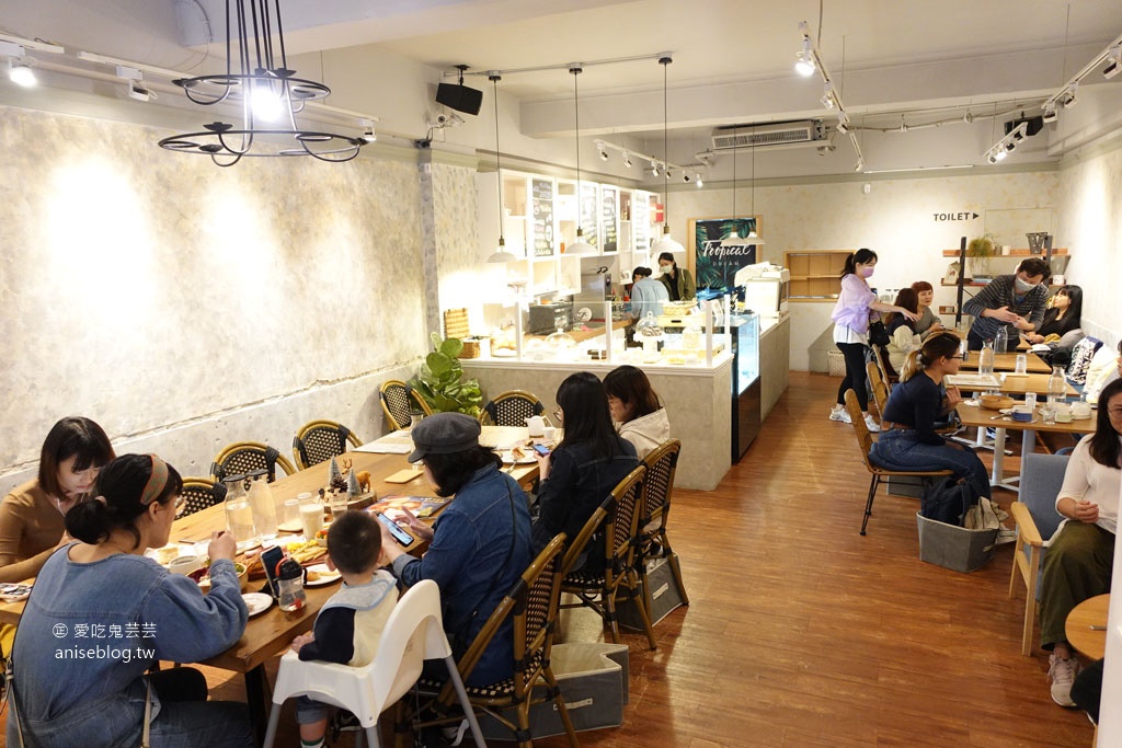 Miss V Bakery Cafe 赤峰店，捷運中山站甜點咖啡，聽說肉桂捲厲害，但我只有看到它沒吃到…..