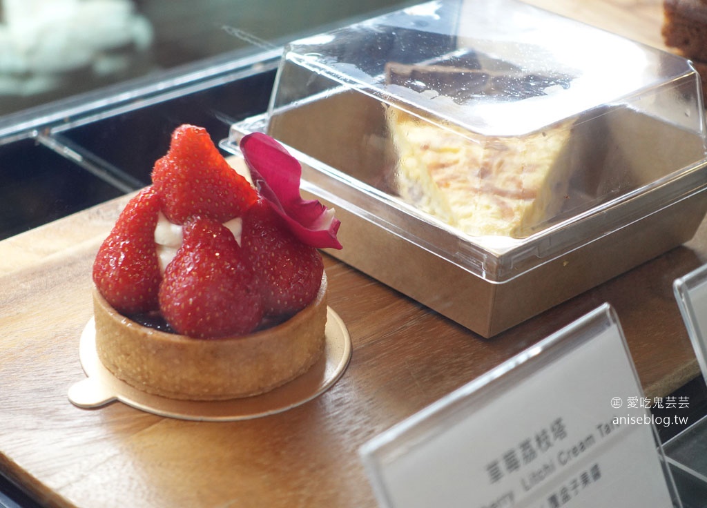 Miss V Bakery Cafe 赤峰店，捷運中山站甜點咖啡，聽說肉桂捲厲害，但我只有看到它沒吃到…..