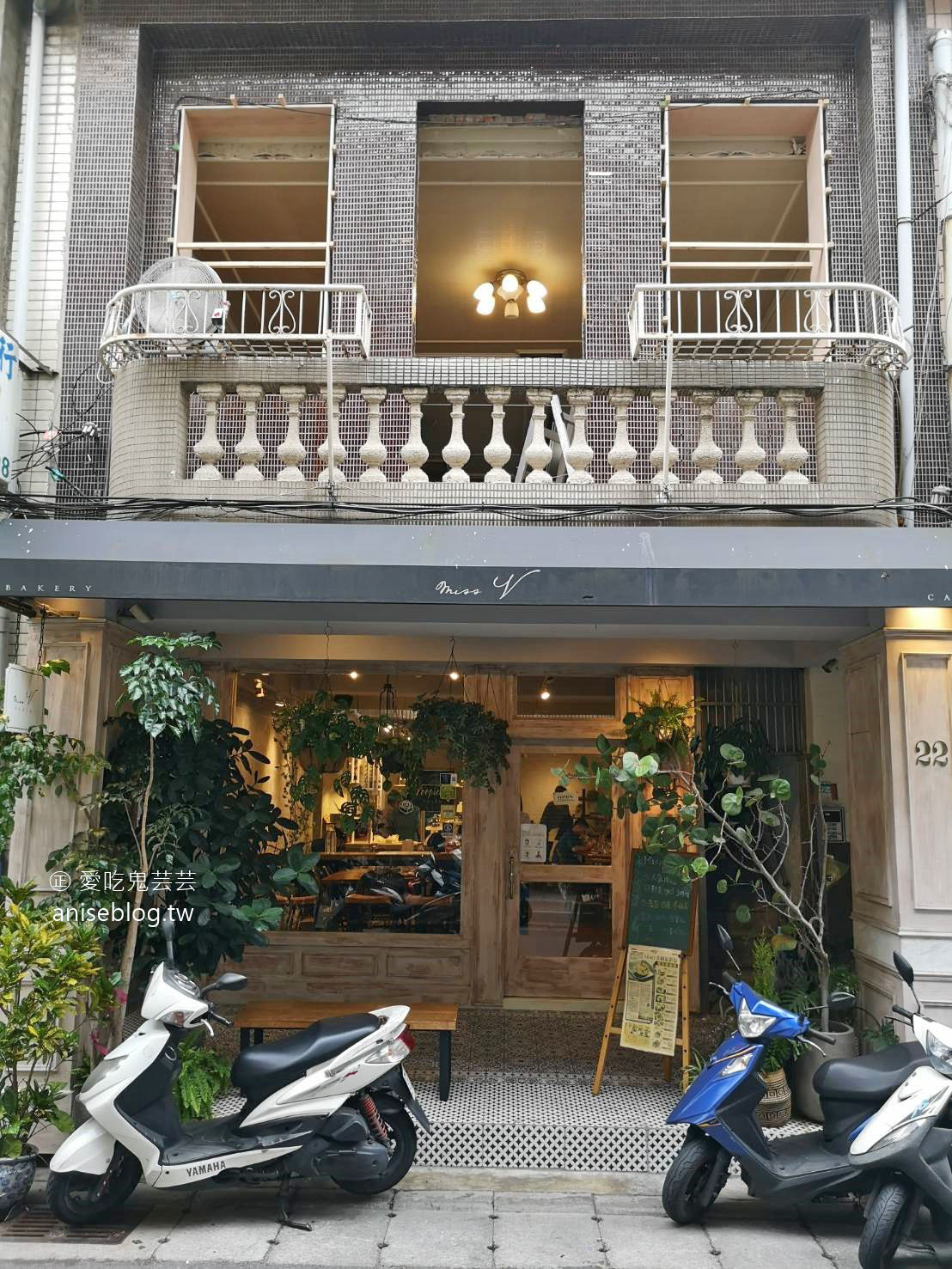 Miss V Bakery Cafe 赤峰店，捷運中山站甜點咖啡，聽說肉桂捲厲害，但我只有看到它沒吃到…..