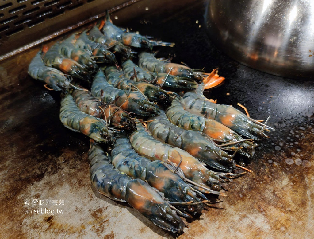 旭集高雄義享店，超浮誇帝王蟹、龍蝦、和牛、鮑魚、長鰭鮪、螃蟹、大蝦、牛小排….等，大船入港啦！九區和食料理吃到飽