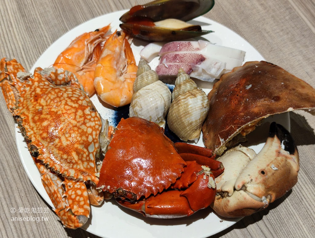 旭集高雄義享店，超浮誇帝王蟹、龍蝦、和牛、鮑魚、長鰭鮪、螃蟹、大蝦、牛小排….等，大船入港啦！九區和食料理吃到飽