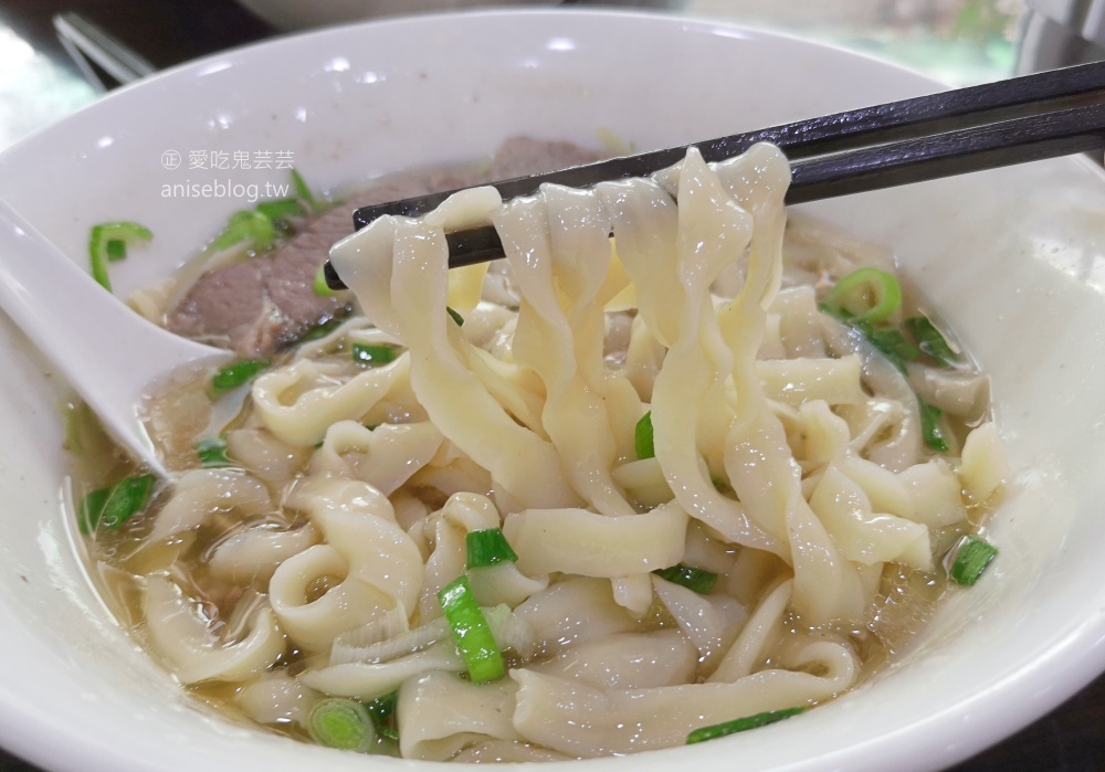 蔡家牛肉麵，清燉、紅燒皆美味，中和捷運秀朗橋站美食(姊姊食記)