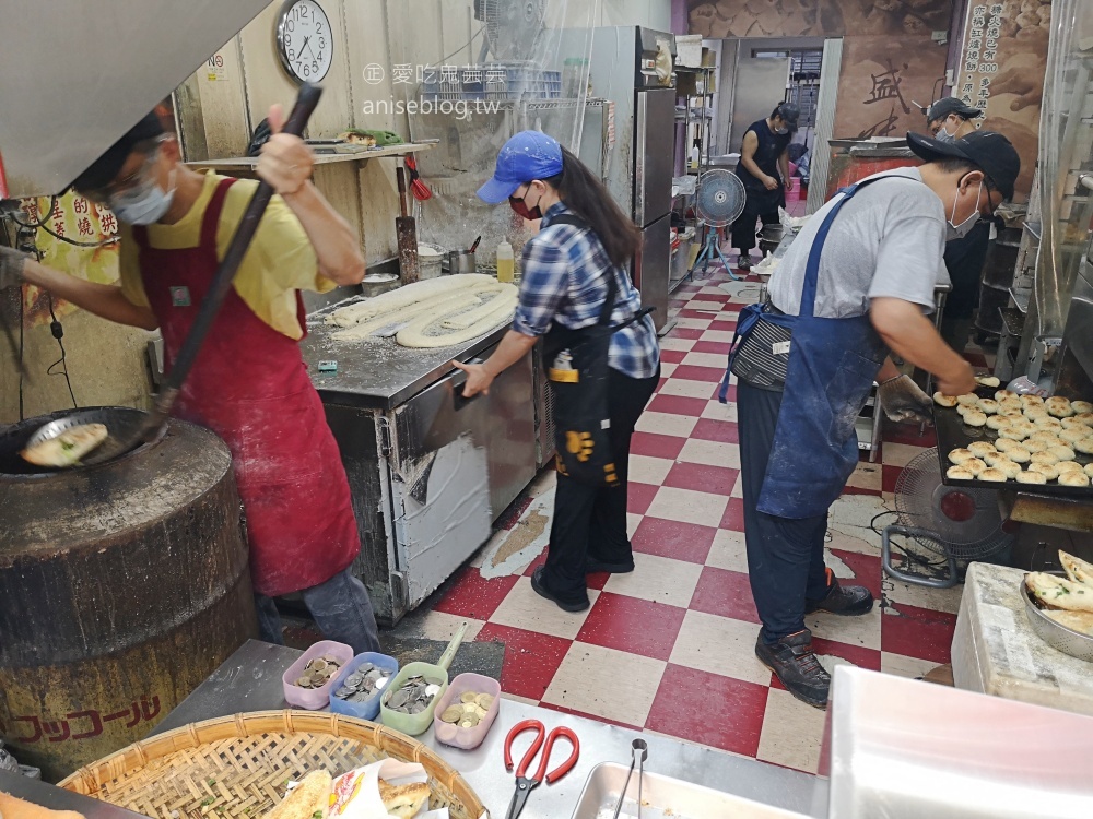 盛味豐炭烤燒餅，手工貼爐燒餅，科技大樓站外帶美食(姊姊食記)