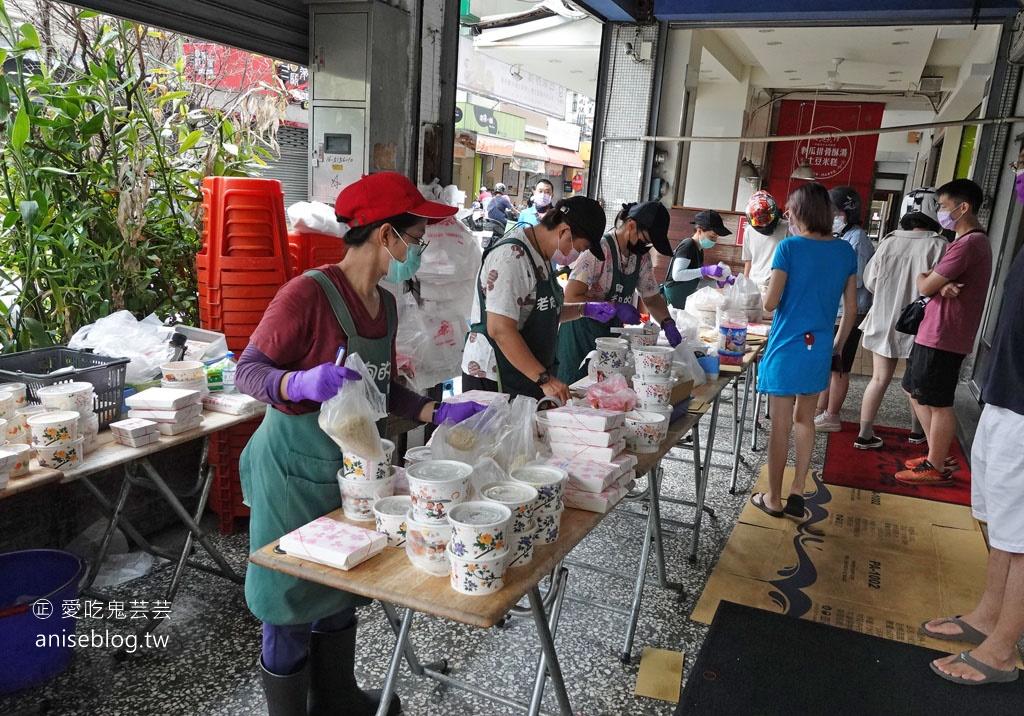 老向的店，台中超人氣麵店小吃，飯後甜點阿坤黑粉圓