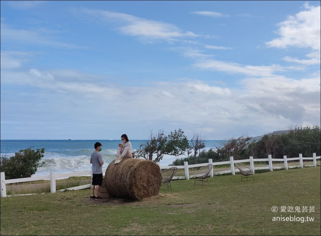 草地餐桌實驗室，草地 x 大海 x 藍天白雲