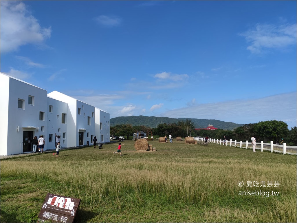 草地餐桌實驗室，草地 x 大海 x 藍天白雲