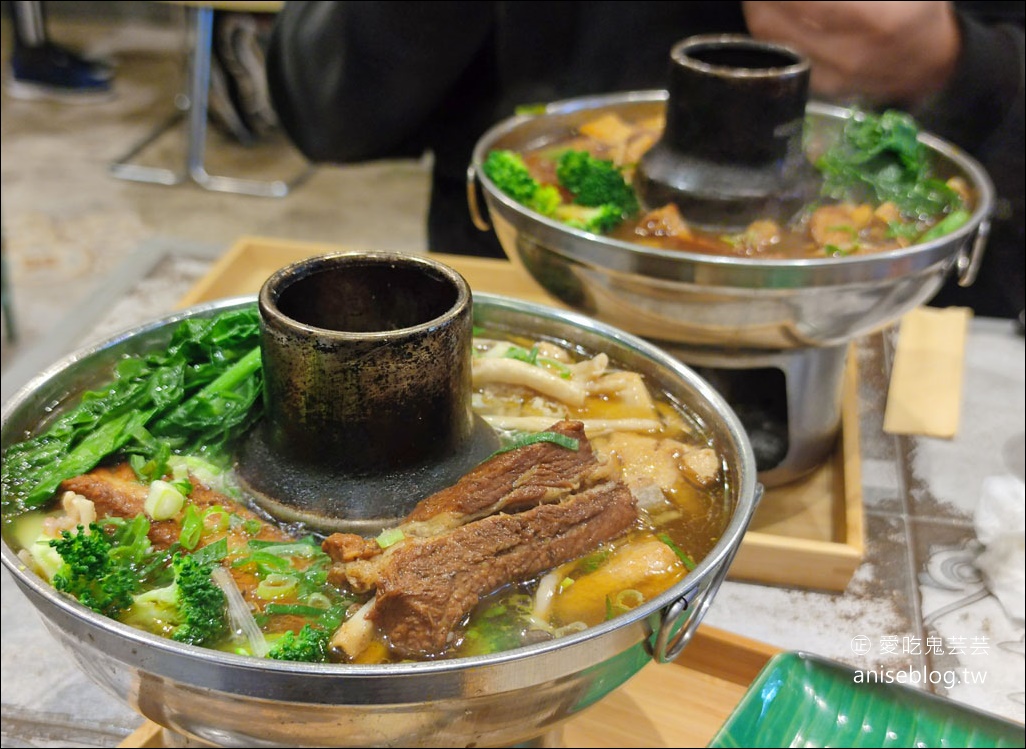 鍋隱手作鍋食，炭火個人鍋好特別，辣度有分級的暖呼呼網美火鍋店