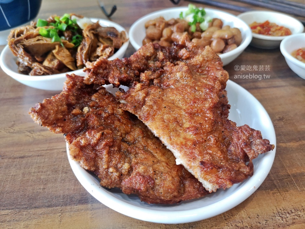 八里一品，現炸排骨厚實美味，招牌排骨酥麵，八里美食(姊姊食記)