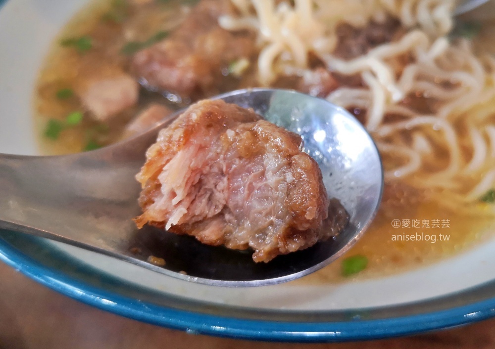 八里一品，現炸排骨厚實美味，招牌排骨酥麵，八里美食(姊姊食記)