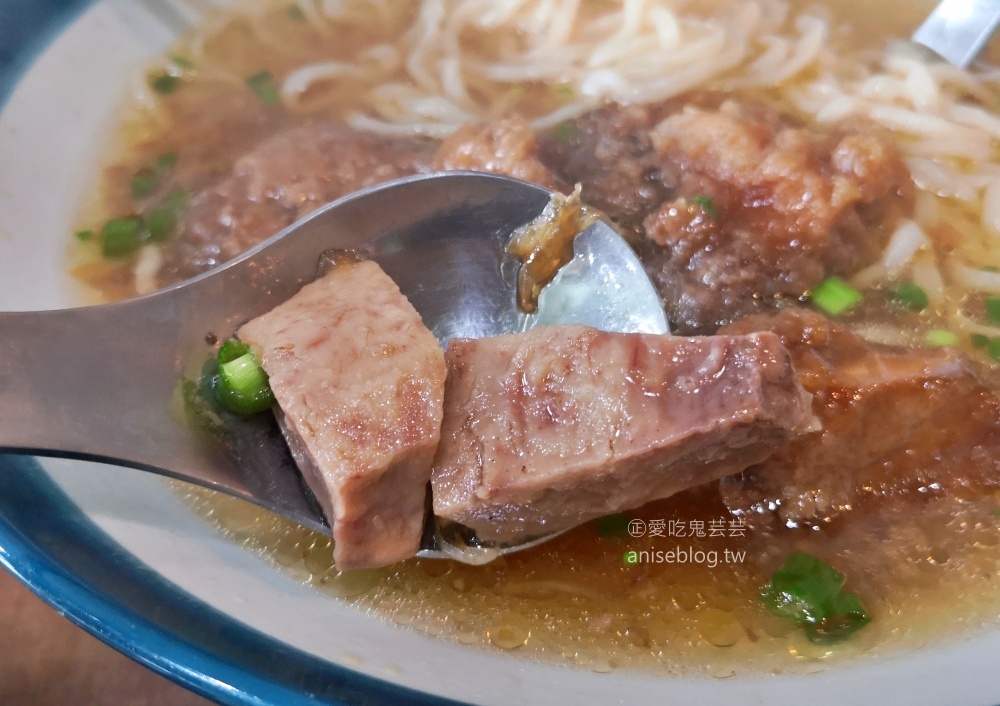 八里一品，現炸排骨厚實美味，招牌排骨酥麵，八里美食(姊姊食記)