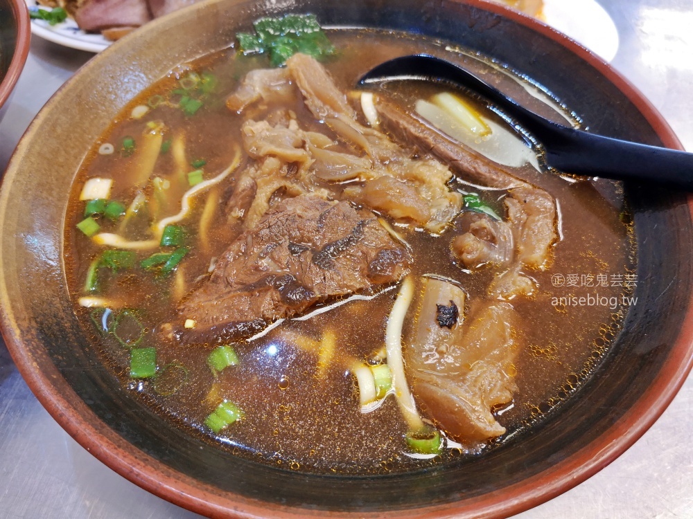 粟家牛肉麵，大塊牛肉軟嫩入味，北投美食(姊姊食記)