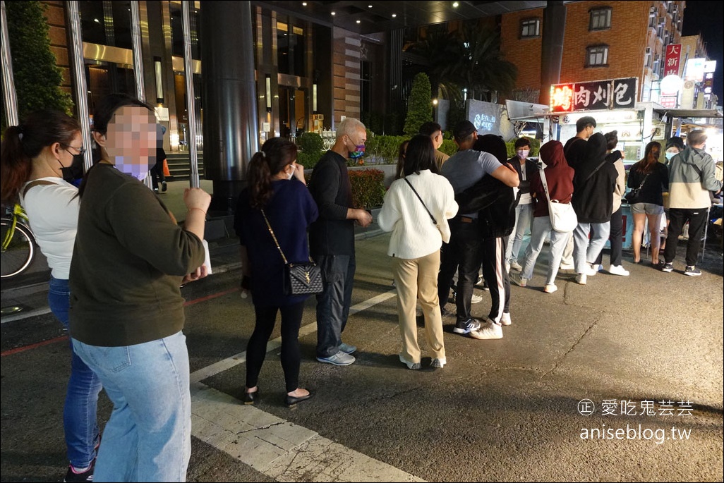 台東夜市正宗烤肉刈包，超夯排隊美食