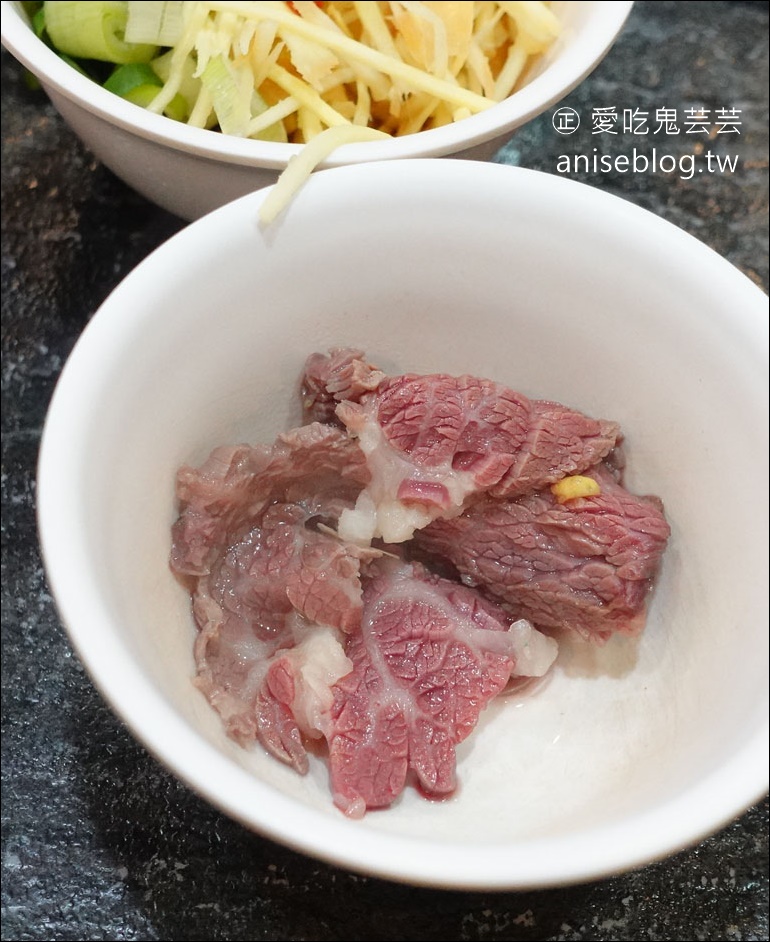 阿財牛肉湯(安平二店)，溫體牛肉大塊又嫩又好吃，推！