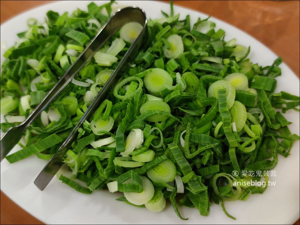 N訪夫妻肺片，鴨血豆腐狂加到滿出來，原來油條這樣吃！