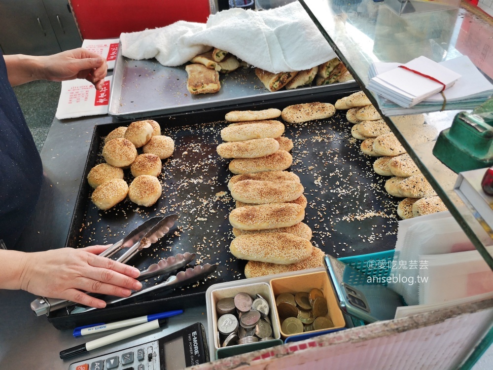 老宜記燒餅舖，買貼爐蔥燒餅自製厚餅蛋，中正紀念堂站美食(姊姊食記)