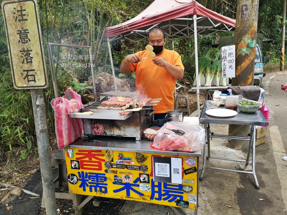 礁溪香腸伯，潤餅皮捲大腸包小腸來一組，限量烤肉串、甜不辣別錯過(姊姊食記)